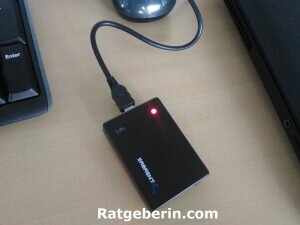 Zuerst muss der neue Zusatzakku für die GoPro aufgeladen werden. Dafür schließt man das mitgelieferte USB Kabel an eine USB Stromquelle an z.B. an eine Dockingstation oder direkt an einen Laptop. Foto: Ratgeberin.com